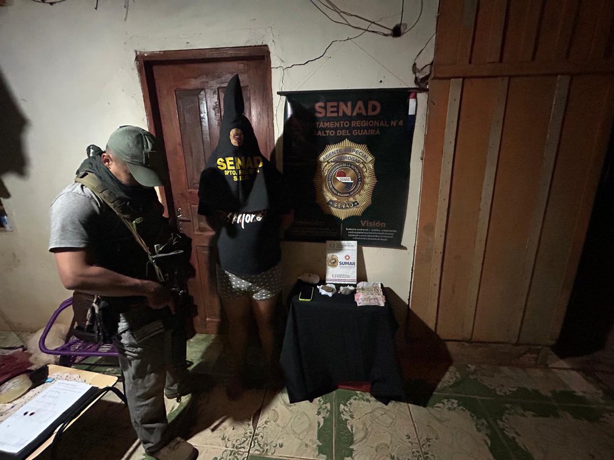 Senad_py's tweet image. #SUMAR 🚔
Desarticulamos dos focos de microtráfico en Saltos del Guairá en los que fueron detenidos un paraguayo y una brasileña con marihuana, cocaína, un arma y una balanza de precisión.

Operativo en el barrio San José Obrero junto al fiscal Abg. Abelino Bareiro.