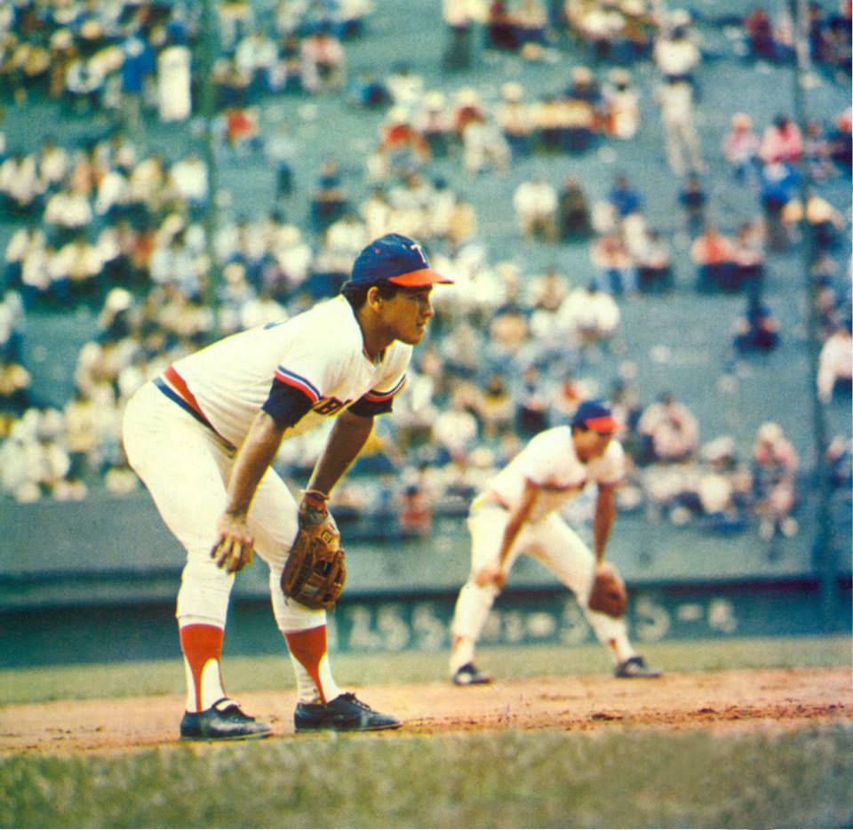tiburonmusiu's tweet photo. 13/11/1990: Falleció a los 39 años Robert Marcano. El Marco Polo del béisbol venezolano jugó 12 temporadas con La Guaira, pegó 285 hits, 76 extrabases, participó en 9 playoffs, alcanzando 3 finales y un título. También fue coach del equipo. Su #15 está retirado en Tiburones. https://t.co/0SgRXroVuN