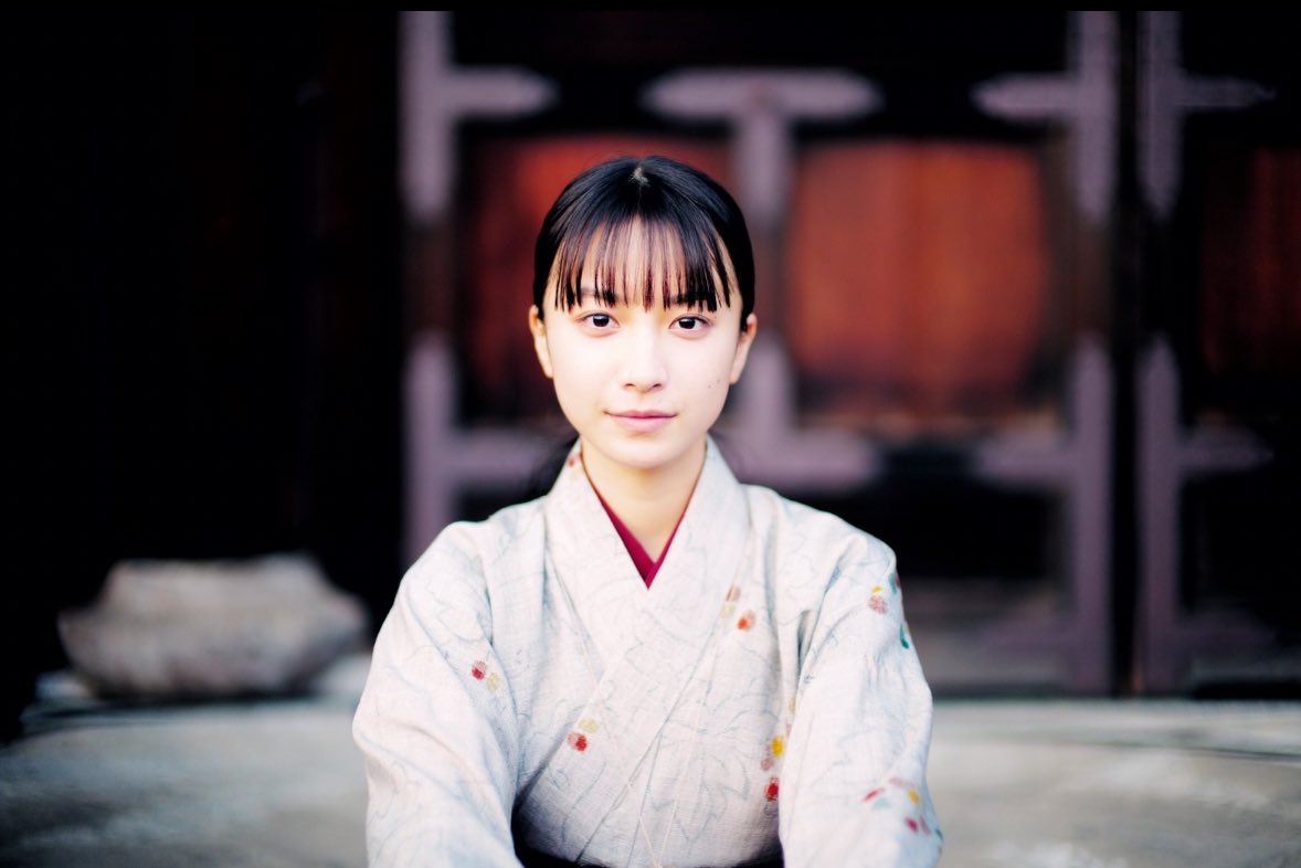 FujisakiYumia's tweet image. #イクサガミ ついに配信が始まりました！
写真は、インしてすぐの頃に岡田さんが撮ってくださった1枚です
不安と高揚が入り混じっていた日々を、今でもはっきり覚えています。
こうしてこの日を迎えられたこと、本当に嬉しい気持ちでいっぱいです。

 #lastsamuraistanding 
 #香月双葉  #藤﨑ゆみあ