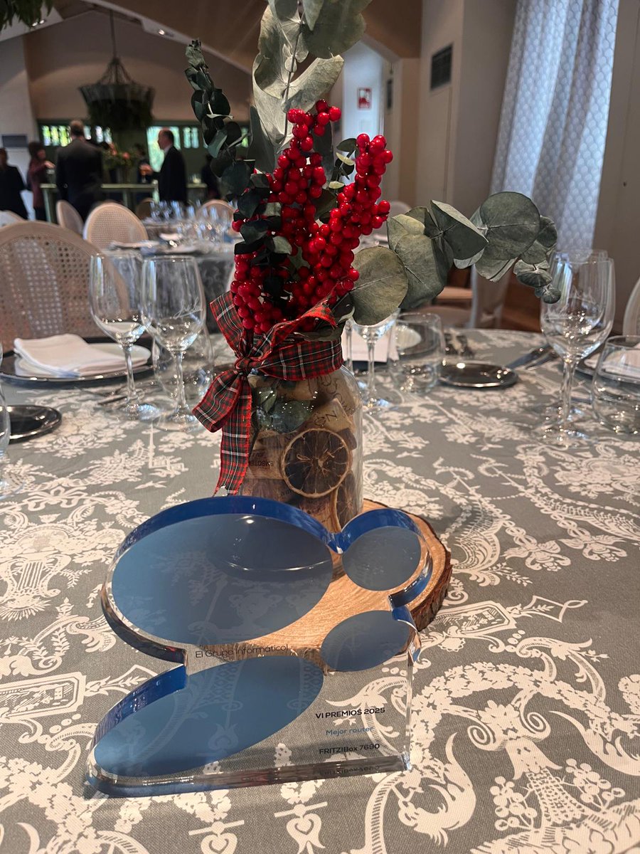 🎉 ¡Buenas noticias!
Estamos muy orgullosos de compartir que el FRITZ!Box 7690 ha sido galardonado como “Mejor router” en los Premios El Grupo Informático 2025. El pasado viernes estuvimos en la gala recogiendo el premio, y no podemos estar más agradecidos a todos los lectores