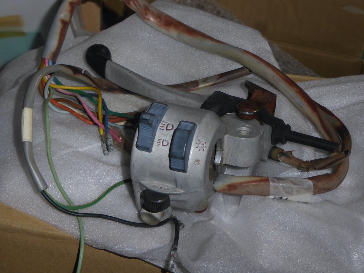 ハミングのジェネレーターカバー、縁をヤスってからサビチェンジャー