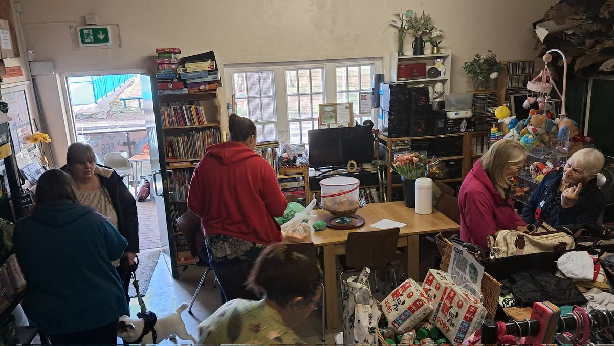 wellyeco's tweet image. SWAP SHOP, FOOD SHARERS, HAPPY CAFE WARM SPACE, SUB &amp;amp; ECO-CRAFTERS on now!

ECO HUB Swanspool Pavilion 10-2:

🔵 Wellingborough Swap Shop
🟡 Happy Café Warm, Safe Space
🟢 Food Sharers
🟣 School Uniform Bank
🟠 Eco-Crafters
⚫️ FREE PAT Testing

wellingboroughecogroup.org.uk/eco/hub/ #swapshop