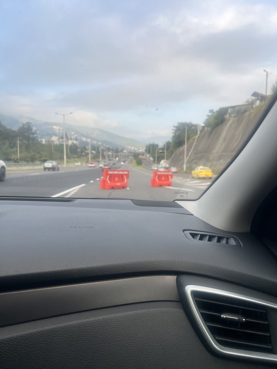 carocamc's tweet photo. ⁦@AMT_Quito⁩ ⁦@pabelml⁩ otra vez colocaron estos aparatos a la salida del escalón de tumbaco, obligando a los autos a integrarse de golpe en la ruta viva… bestias definitivamente https://t.co/hRM28bAlo4