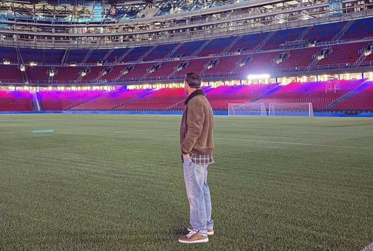zanoni's tweet photo. Messi entrando el lunes al Camp Nou de noche, de sorpresa e incógnito, sin que nadie lo supiera, con el guardia se seguridad como único cómplice, de Paul sacando las fotos. Me parece de una belleza absoluta. Es para un cuento, un documental. "La noche que Messi volvió a su casa" https://t.co/0l5sq5j3p5