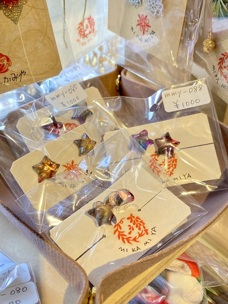 hinatan4442's tweet image. みかみやさん @shino_huyu_mon 
が新作を納品してくれました‼️
╰(*´︶`*)╯♡

みかみやさんの新作です😊

星のピアス、ノンホールピアス
ハイブリッドオパールのピアス

箱番号📦CS192、193📦1号店

ハンドメイドギャラリー
日向箱
bokkokun.com
＃みかみや ＃日向箱 ＃上板橋 ＃委託販売…