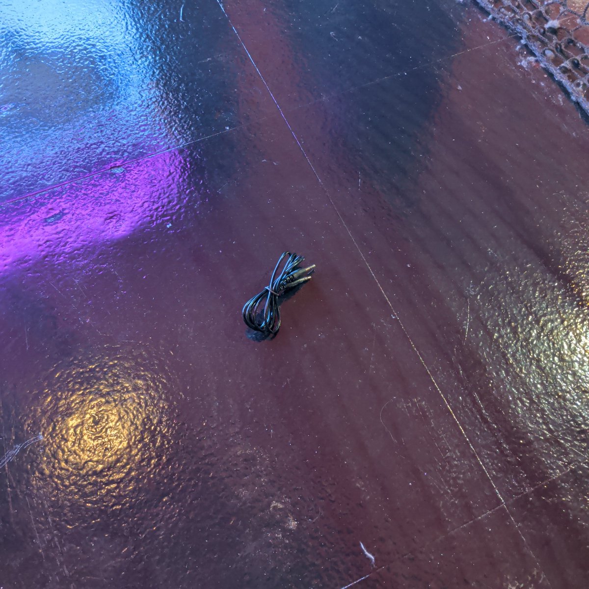 rukap10's tweet image. ちょっと地元バレ嫌なんで
詳しい場所書きませんが
GiGOでマイマイ前に落とし物です
店員さんに届け済みなので、思い当たる方はお店の方へお願いします

＃ゲーセン
＃落とし物
＃イヤホンケーブル