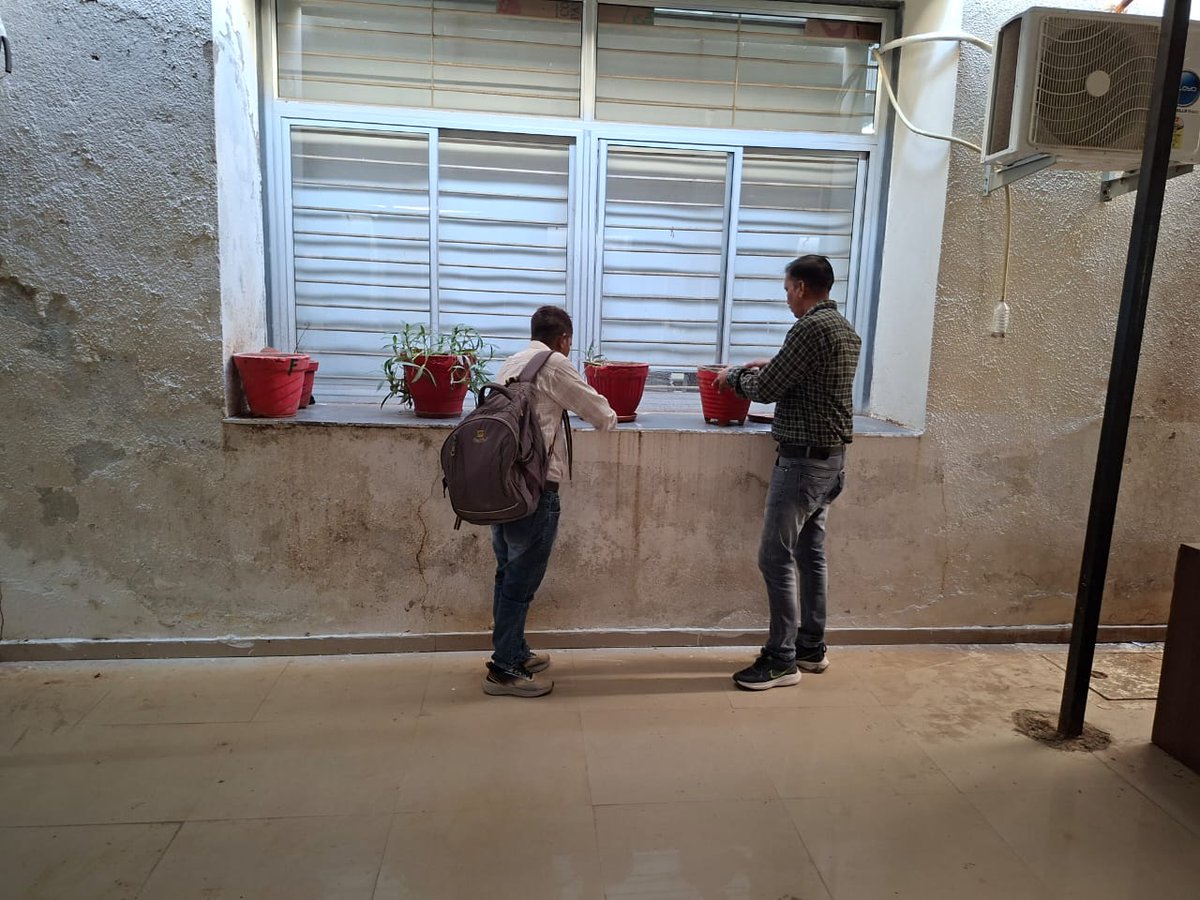 અરવલ્લી જીલ્લા પંચાયત કચરી , કલેકટર કચેરી, એસ.પી.ઓફીસ અને ડીઝાસ્ટર ઓફીસની વિવિધ કચેરીઓમાં અને  કમ્પાઉન્ડ પરિસરમાં જિલ્લા  મેલેરિયા અધિકારીશ્રી અરવલ્લીના માર્ગદર્શન હેઠળ આજ રોજ  મચ્છરજન્ય  રોગોના  અટકાયત અને નિયંત્રણ માટે ALM  કામગીરી કરવામાં આવેલ.