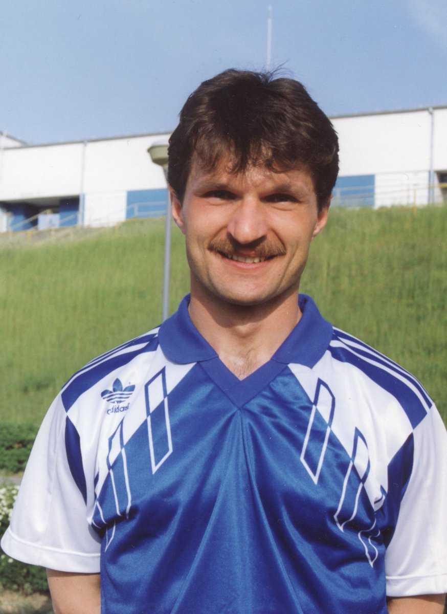 Kartka z kalendarza 🗓 
5️⃣8️⃣ lat temu w Rawiczu urodził się Dariusz Skrzypczak. 
Zawodnik Kolejorza w latach 1984-94. 
Wychowanek Rawii Rawicz, do Lecha trafił jako piętnastolatek, dwa lata później zadebiutował w I lidze. 

W 🔵⚪️ barwach wystąpił 2️⃣9️⃣5️⃣ razy (w tym 245 w I