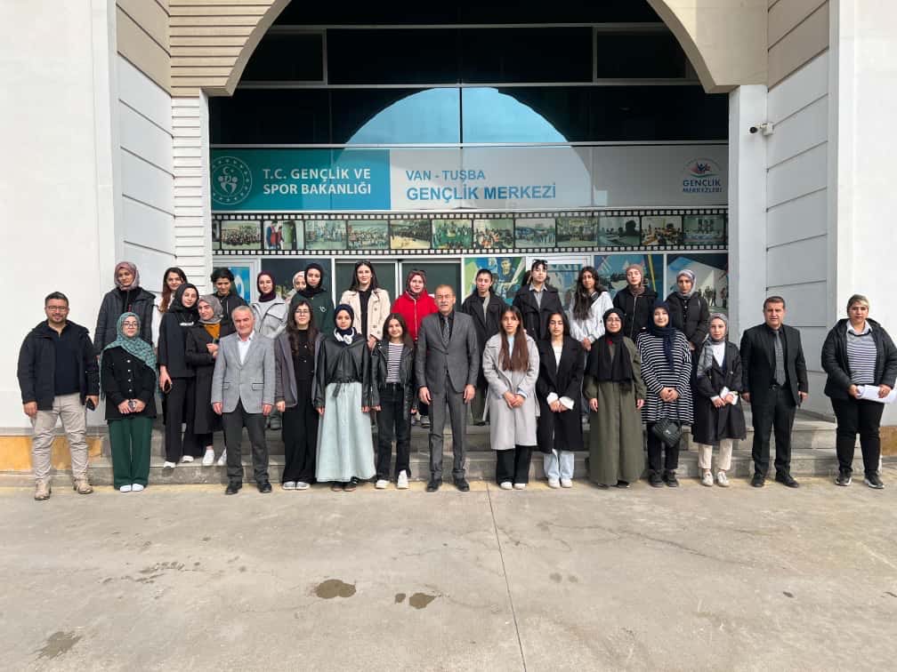 Gençler!
Tarihin kalbine, Çanakkale’ye doğru yola çıkıyorsunuz.
Medeniyet, Tarih ve Kültür Kampı’nda ecdadın mirasını hissedecek, tarih bilinciyle yeniden yükseleceksiniz.
Bir ruhun devamıyız. 🇹🇷