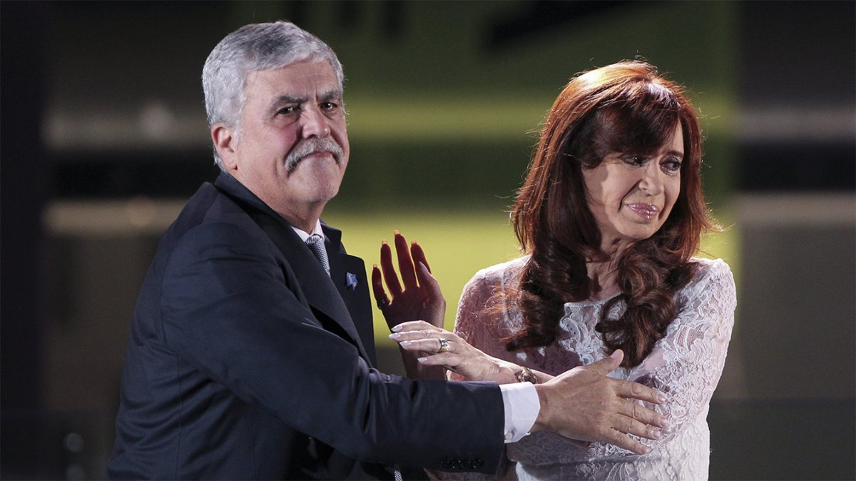 Ojo_Kritico's tweet photo. Si De Vido va a la cárcel común queremos que la Jefa de la Banda de chorros también sea trasladada a la cárcel de Ezeiza. Cárcel común para Cristina https://t.co/wHHpVgz5VT