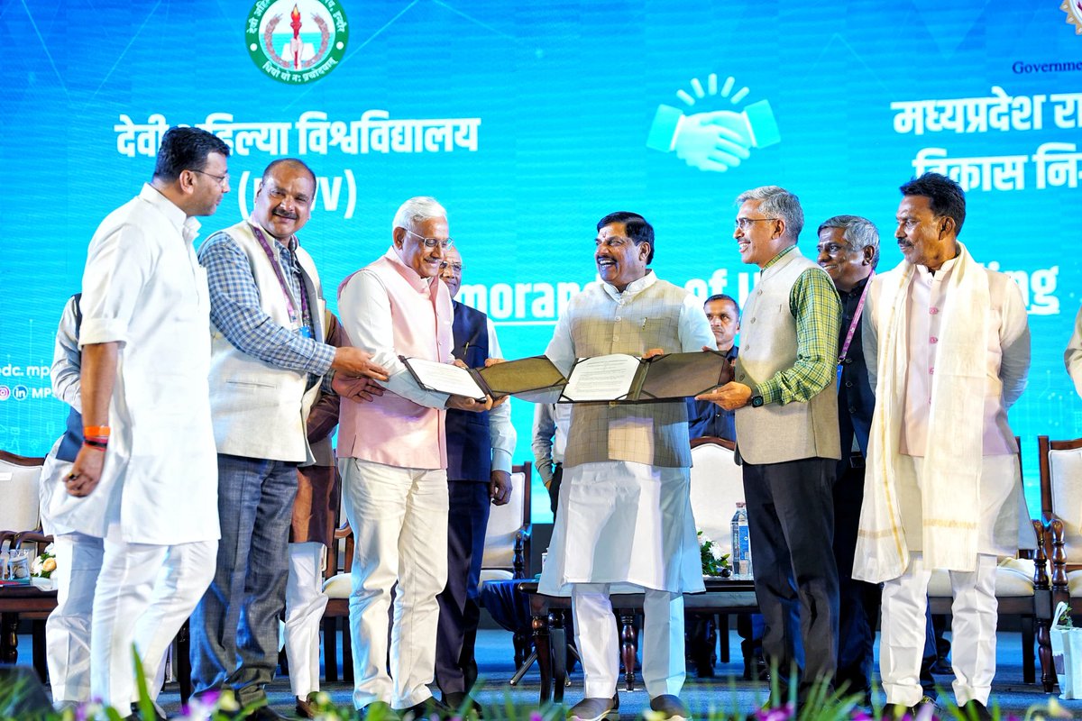 DrMohanYadav51's tweet image. इन 22 इकाइयों से ₹257 करोड़ का निवेश और 2125 रोजगार के अवसर सृजित होंगे। 4 नई परियोजनाओं में ₹1346 करोड़ के निवेश भी प्रस्तावित हैं, जिनसे 21,150 लोगों को रोजगार मिलेगा। साथ ही आज ₹800 करोड़ के 7 प्रमुख MoU भी साइन हुए हैं, जिनसे 10,500 रोजगार सृजित होंगे।…