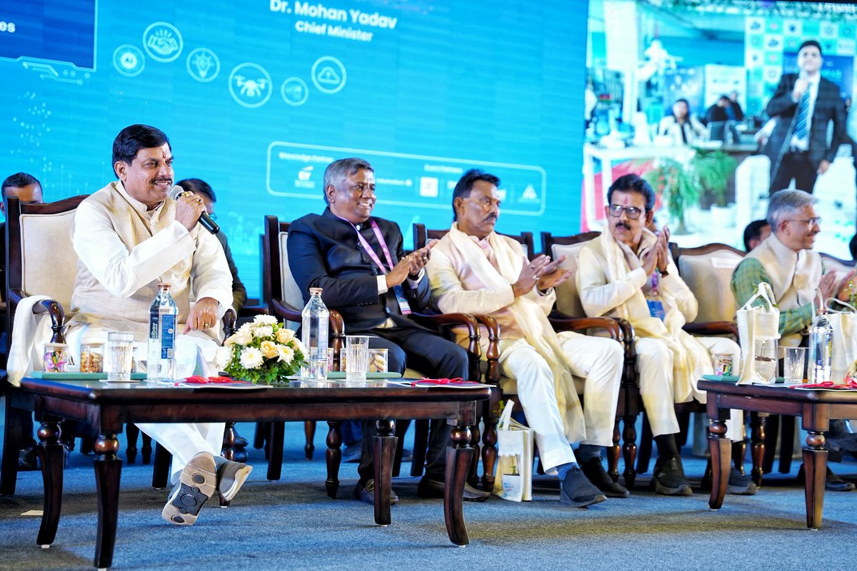 DrMohanYadav51's tweet image. इन 22 इकाइयों से ₹257 करोड़ का निवेश और 2125 रोजगार के अवसर सृजित होंगे। 4 नई परियोजनाओं में ₹1346 करोड़ के निवेश भी प्रस्तावित हैं, जिनसे 21,150 लोगों को रोजगार मिलेगा। साथ ही आज ₹800 करोड़ के 7 प्रमुख MoU भी साइन हुए हैं, जिनसे 10,500 रोजगार सृजित होंगे।…