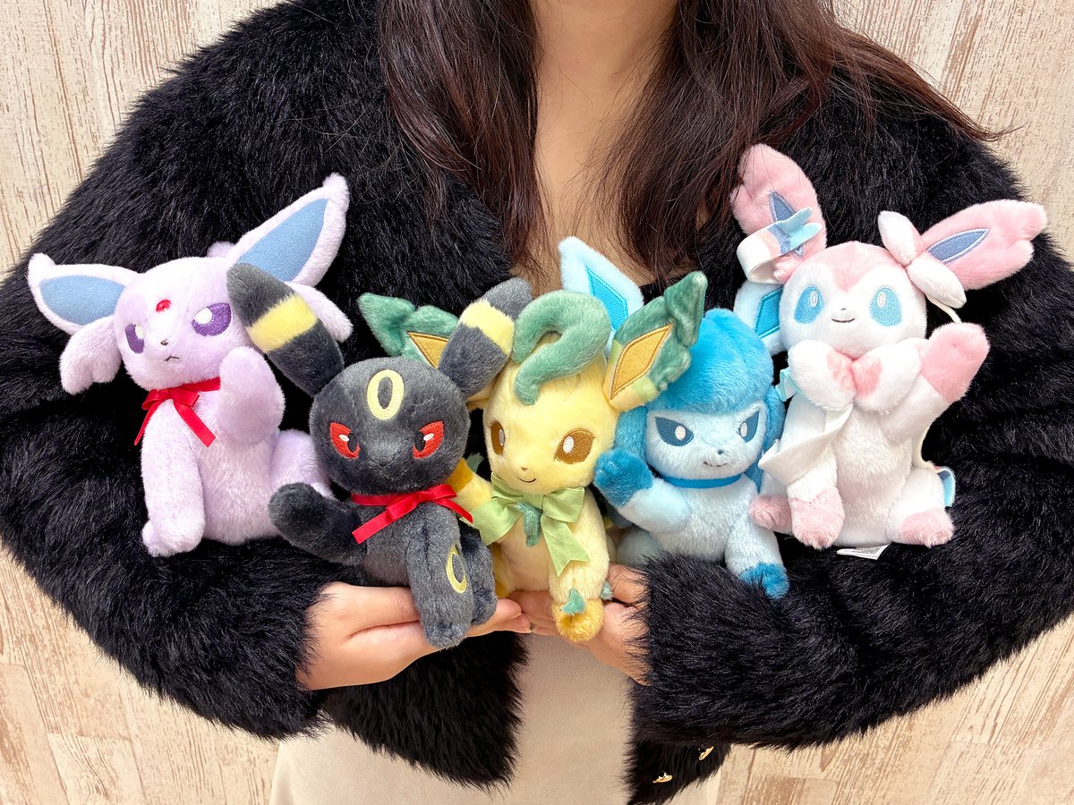 pokemon_pdc's tweet image. 🤎💙💛🧡💜🖤💚🩵🩷
11月21日（金）、イーブイとその進化形が勢ぞろいした「Eevee Collection」が、#ポケモンセンター に登場！
🤎💙💛🧡💜🖤💚🩵🩷
本日は、さまざまなリボンでおめかししてもらったイーブイたちのぬいぐるみをご紹介！
手を挙げたポーズもかわいくて思わずハイタッチしたくなるね✋😆