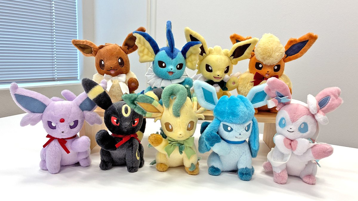 pokemon_pdc's tweet image. 🤎💙💛🧡💜🖤💚🩵🩷
11月21日（金）、イーブイとその進化形が勢ぞろいした「Eevee Collection」が、#ポケモンセンター に登場！
🤎💙💛🧡💜🖤💚🩵🩷
本日は、さまざまなリボンでおめかししてもらったイーブイたちのぬいぐるみをご紹介！
手を挙げたポーズもかわいくて思わずハイタッチしたくなるね✋😆