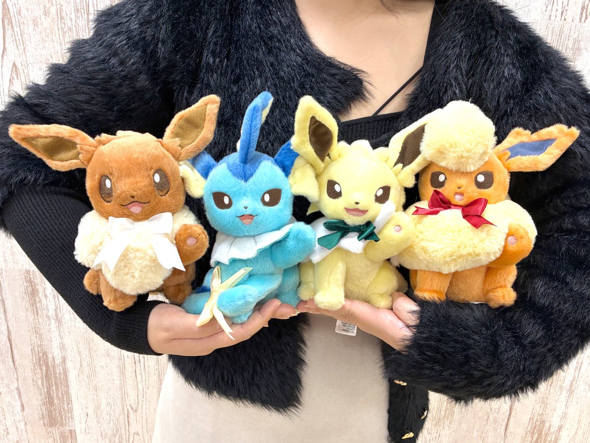 pokemon_pdc's tweet image. 🤎💙💛🧡💜🖤💚🩵🩷
11月21日（金）、イーブイとその進化形が勢ぞろいした「Eevee Collection」が、#ポケモンセンター に登場！
🤎💙💛🧡💜🖤💚🩵🩷
本日は、さまざまなリボンでおめかししてもらったイーブイたちのぬいぐるみをご紹介！
手を挙げたポーズもかわいくて思わずハイタッチしたくなるね✋😆