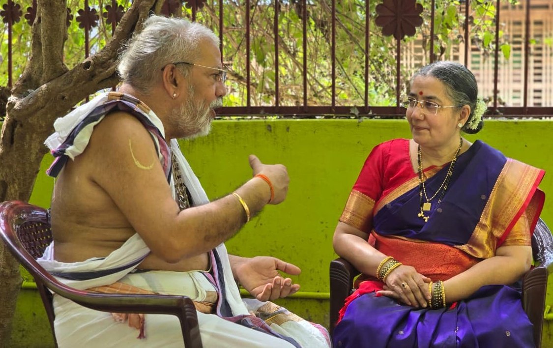 Recently, ShriChitshakti (Mrs.) Anjali Gadgil, one of the two spiritual heirs of Sachchidananda Parabrahman (Dr) Jayant Athavale, Founder of Sanatan Sanstha, visited the Sri Veda Vidya Gurukulam in Kalancheri, Thanjavur, where she met Vedaprachararatnam Jyotish Vidyaratnam G.K.
