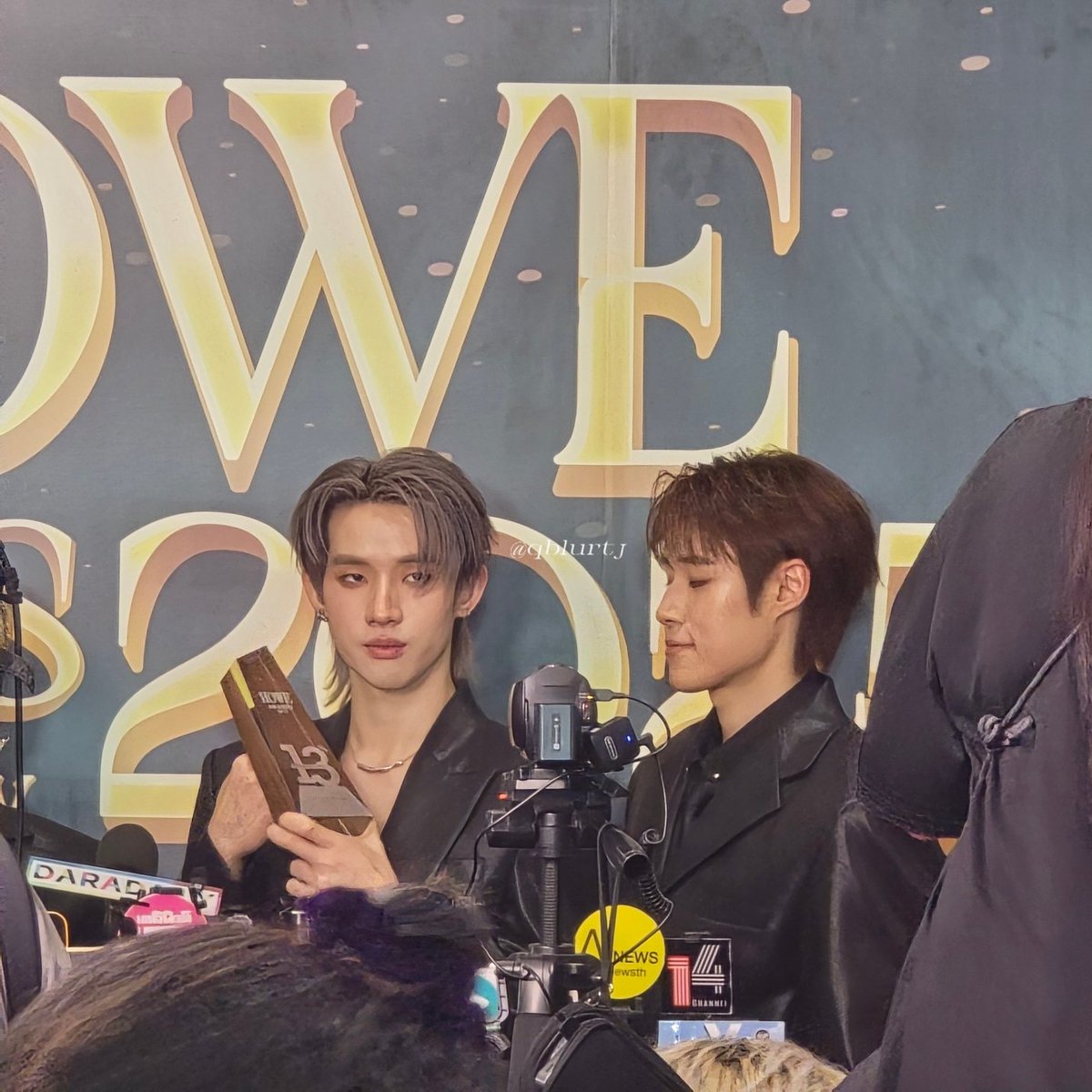 : คุณหง รบกวนทำหน้าดี ๆ หน่อยครับ เราออกงานสังคมอยู่นะ
; ให้ผมยิ้มหวานให้คนอื่นไปทั่วแบบคุณ ผมทำไม่เป็นหรอกคุณเน่
: คุณเป็นอะไร
; เปล่า
: หึง?
; แล้วหึงได้ไหมล่ะ?