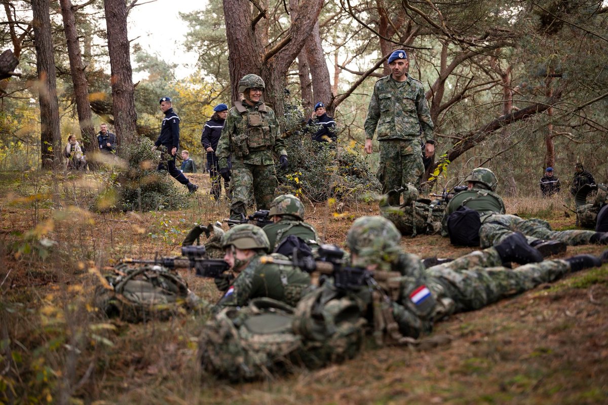 rwthofficial's tweet image. 🇳🇱
#Netherlands’ Queen Máxima visited a military training ground of the Royal Marechaussee's training and education centre, where she received an explanation of the tasks and training programmes in Harderwijk.

📸 Ministerie van Defensie #KoninginMaxima #KoninklijkHuis #Nederland
