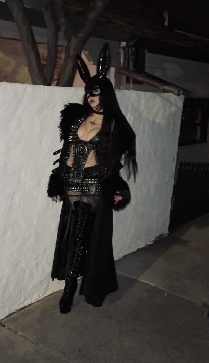 ms_prettytoez's tweet photo. Attended halloween dressed as Myself of course 💋 https://t.co/crqKZ3t7dJ