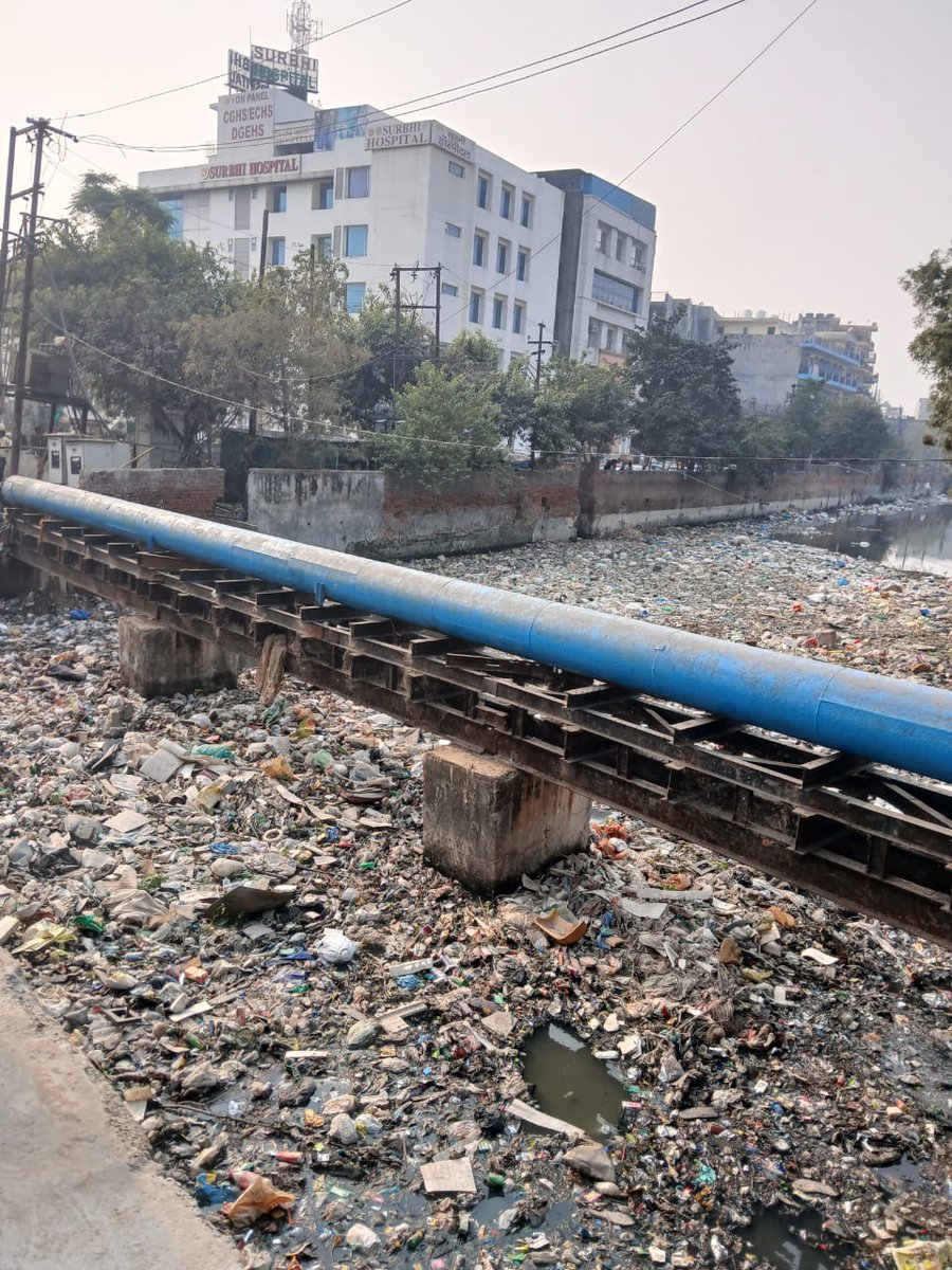 Pankajk78010533's tweet image. #Noida 

सेक्टर 34 के नाले में एक शव की मिली हड्डियां  

कपडे में अंदर लिपटी हड्डी नाले में मिली 

जानकारी मिलने पर मौके पर पुलिस 

पुलिस ने हड्डियों को कब्जे में फोरेंसिक के लिए भेजा 

एक हफ्ते पहले भी मिली थी महिला की सिर कटी लाश

सेक्टर 39 थाना इलाके के सेक्टर 98 में मिली थी…