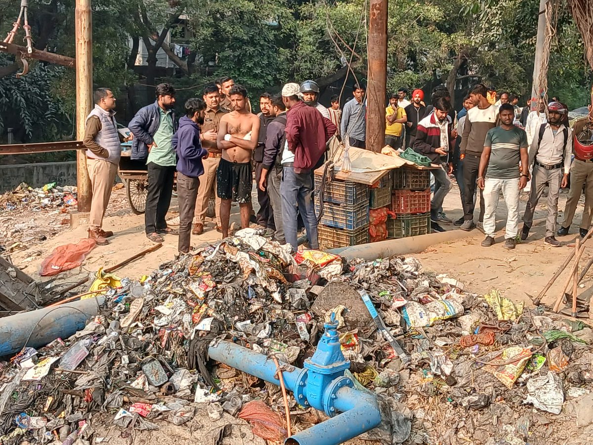 Pankajk78010533's tweet image. #Noida 

सेक्टर 34 के नाले में एक शव की मिली हड्डियां  

कपडे में अंदर लिपटी हड्डी नाले में मिली 

जानकारी मिलने पर मौके पर पुलिस 

पुलिस ने हड्डियों को कब्जे में फोरेंसिक के लिए भेजा 

एक हफ्ते पहले भी मिली थी महिला की सिर कटी लाश

सेक्टर 39 थाना इलाके के सेक्टर 98 में मिली थी…