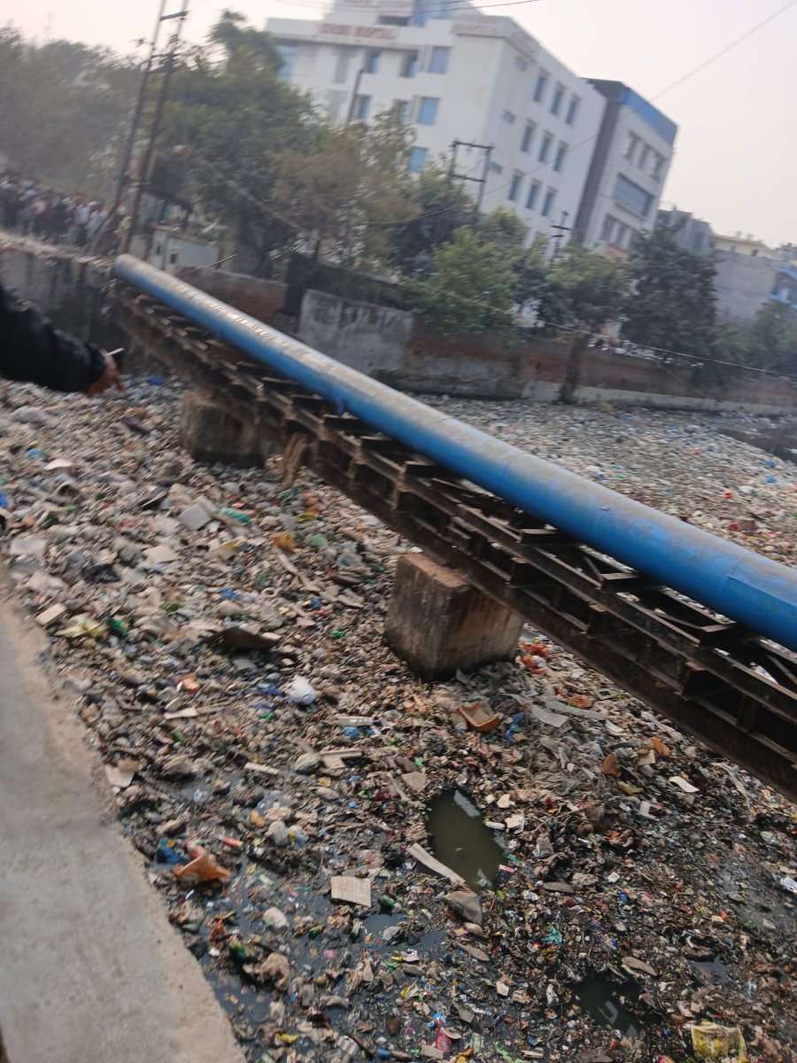 Pankajk78010533's tweet image. #Noida 

सेक्टर 34 के नाले में एक शव की मिली हड्डियां  

कपडे में अंदर लिपटी हड्डी नाले में मिली 

जानकारी मिलने पर मौके पर पुलिस 

पुलिस ने हड्डियों को कब्जे में फोरेंसिक के लिए भेजा 

एक हफ्ते पहले भी मिली थी महिला की सिर कटी लाश

सेक्टर 39 थाना इलाके के सेक्टर 98 में मिली थी…