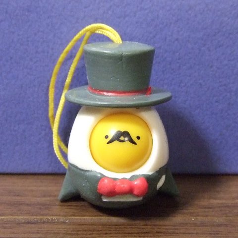 tjngkr's tweet photo. 2006年の「I love egg 」のサーカスシリーズのカプセル全8種類より、マジシャン。  黄色の顔部分はプラスチック製で付け替えができ、表情を変えることができる。2.5×2.5×3cm。
「I love egg 」シリーズは「らぶたま」というたまご達のアニメとしても日本で配信された。

#マジシャンフィギュア
#260 https://t.co/mCv0odf10m