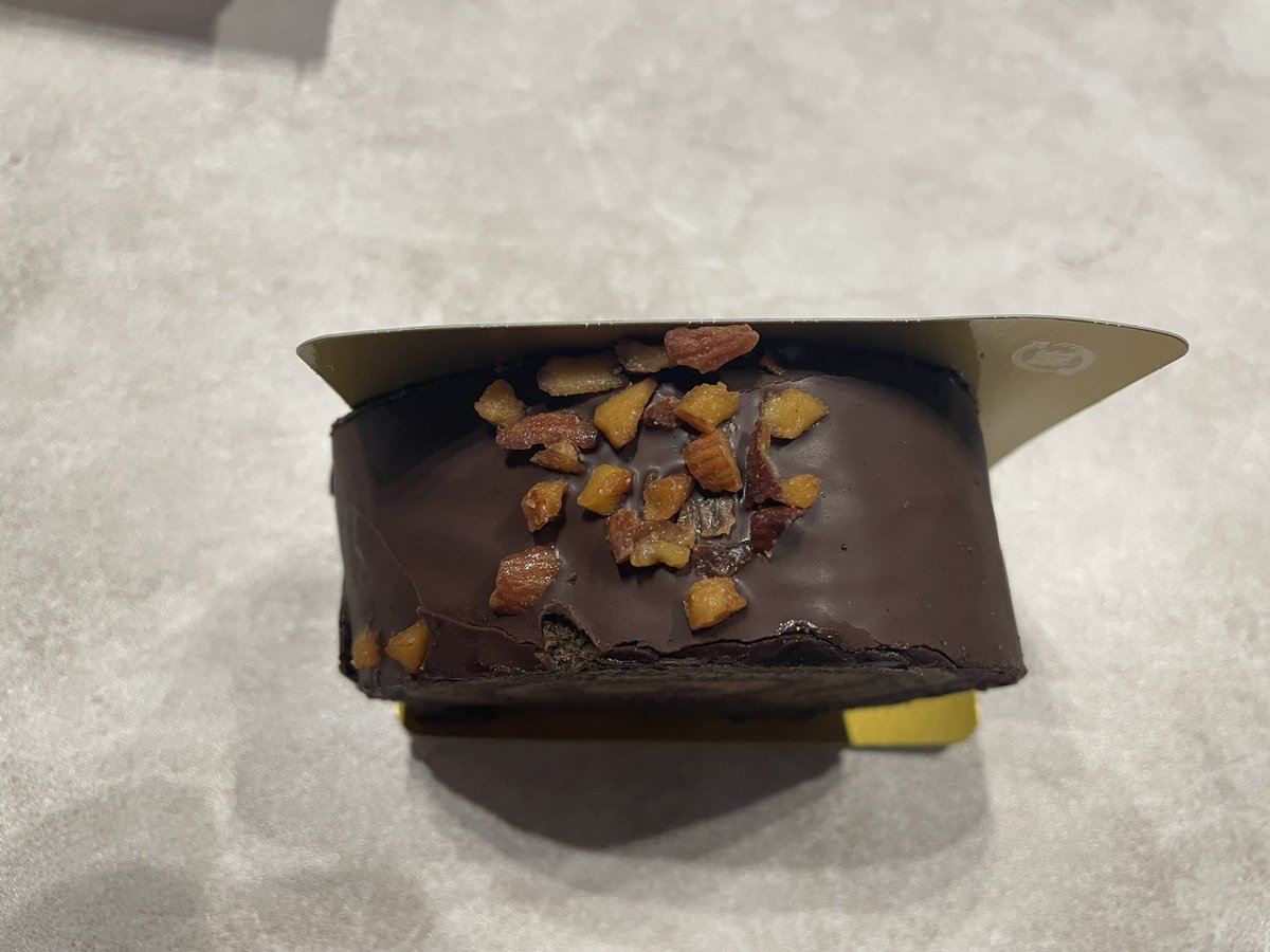 maaabooo888's tweet image. 夜のおやつ🍰
ファミマの濃厚ショコラロール税込320円。
#ファミマ #ファミマルsweets #スイーツ