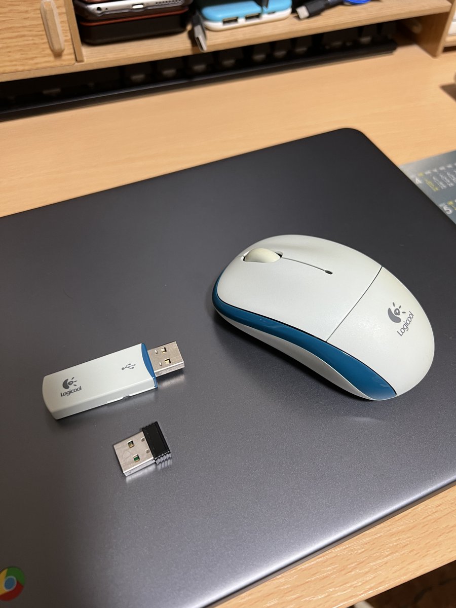 kenzavuro's tweet image. 昔使っていた無線マウスが出てきたのですが、USBレシーバーのあまりの大きさにビックリしました😱！

まるで、今どきの超小型レシーバーからは想像もつかない、あの頃の技術の**「ドングル」**感...😅。

なんだか、時代の進化を感じてしまいました✨。

#logicool
#マウス
#レシーバー
#時代の進化