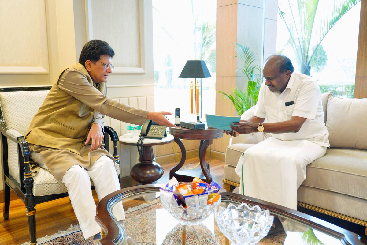 hd_kumaraswamy's tweet image. ಕೇಂದ್ರ ಸರಕಾರದ ವಾಣಿಜ್ಯ ಮತ್ತು ಕೈಗಾರಿಕಾ ಮಂತ್ರಿಗಳಾದ ಶ್ರೀ @PiyushGoyal ಅವರಿಗೆ ಮಂಡ್ಯ, ಮೈಸೂರು, ಚಾಮರಾಜನಗರ, ಕೋಲಾರ, ಹಾಸನ, ಮಂಗಳೂರು, ಹುಬ್ಬಳ್ಳಿ-ಧಾರವಾಡ, ರಾಯಚೂರು ಮತ್ತು  ಬೀದರ್ ಜಿಲ್ಲೆಗಳನ್ನು ಒಳಗೊಂಡ ಸುವಿಶಾಲವಾದ ರಾಷ್ಟ್ರೀಯ ಕೈಗಾರಿಕಾ ಕಾರಿಡಾರ್ ಅಭಿವೃದ್ಧಿ ಕಾರ್ಯಕ್ರಮ (NICDP) ಅನುಷ್ಠಾನ ಮಾಡಬೇಕೆಂದು ಕೋರಿ…