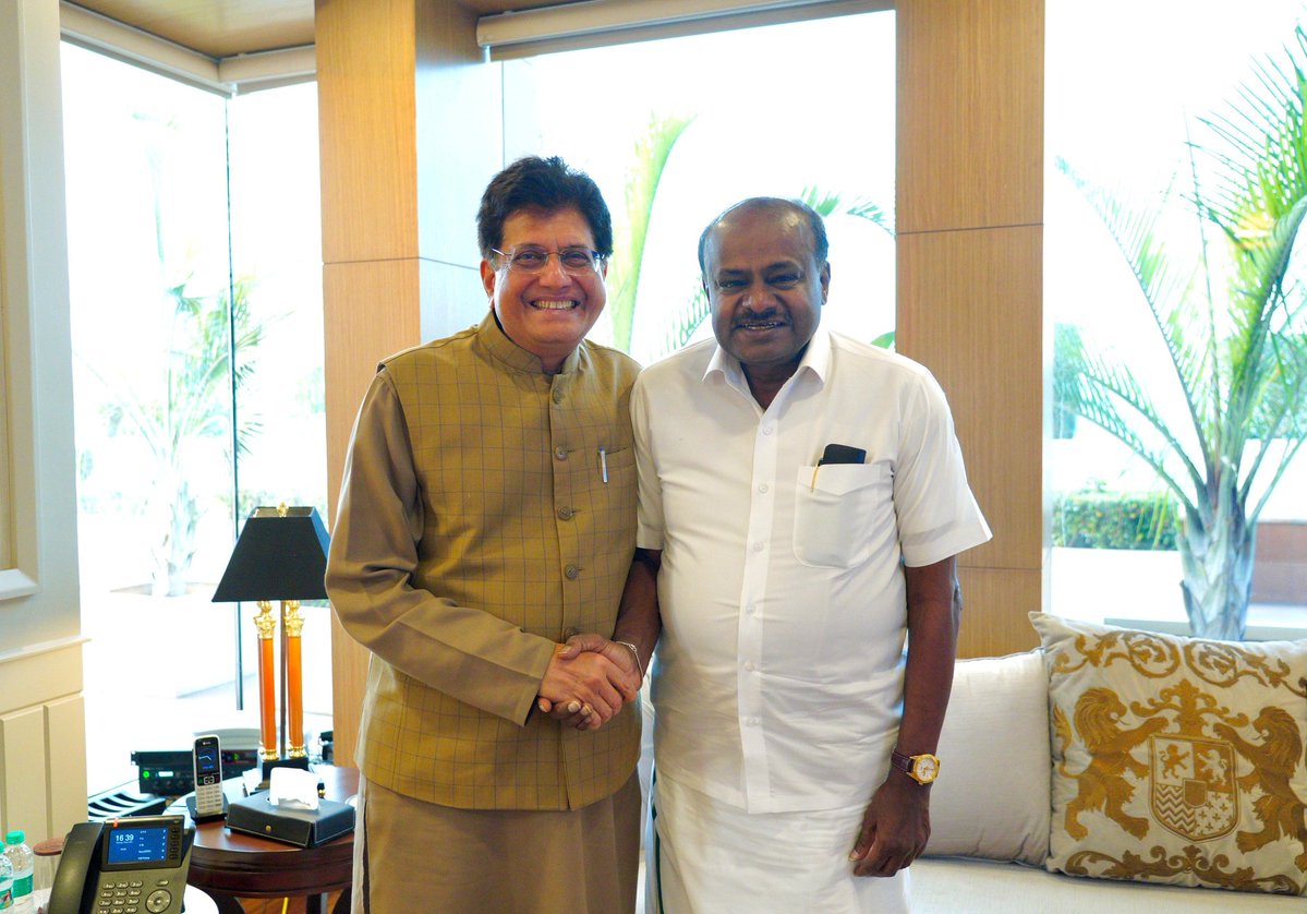hd_kumaraswamy's tweet image. ಕೇಂದ್ರ ಸರಕಾರದ ವಾಣಿಜ್ಯ ಮತ್ತು ಕೈಗಾರಿಕಾ ಮಂತ್ರಿಗಳಾದ ಶ್ರೀ @PiyushGoyal ಅವರಿಗೆ ಮಂಡ್ಯ, ಮೈಸೂರು, ಚಾಮರಾಜನಗರ, ಕೋಲಾರ, ಹಾಸನ, ಮಂಗಳೂರು, ಹುಬ್ಬಳ್ಳಿ-ಧಾರವಾಡ, ರಾಯಚೂರು ಮತ್ತು  ಬೀದರ್ ಜಿಲ್ಲೆಗಳನ್ನು ಒಳಗೊಂಡ ಸುವಿಶಾಲವಾದ ರಾಷ್ಟ್ರೀಯ ಕೈಗಾರಿಕಾ ಕಾರಿಡಾರ್ ಅಭಿವೃದ್ಧಿ ಕಾರ್ಯಕ್ರಮ (NICDP) ಅನುಷ್ಠಾನ ಮಾಡಬೇಕೆಂದು ಕೋರಿ…