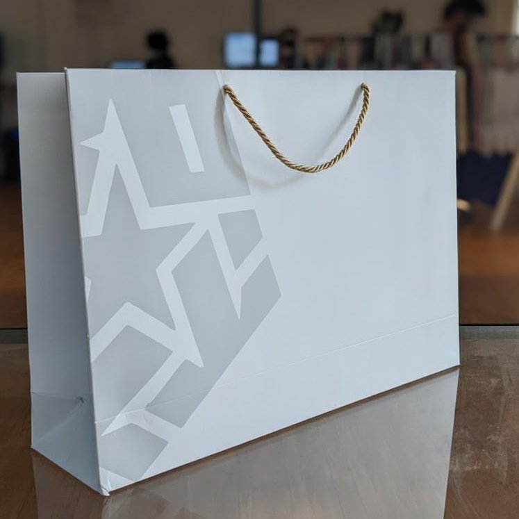 Bioleaf_MFG's tweet photo. Loving the clean design and subtle star detail on this carry bag. Perfect for your next shopping spree! โจ
#FashionBag #DesignGoals #EverydayCarry #PaperCarryBag #MinimalistFashion #BagGoals #MustHave #StylishCarry #bioleafmanufacturing๐ https://t.co/Zg4NfSWVKQ