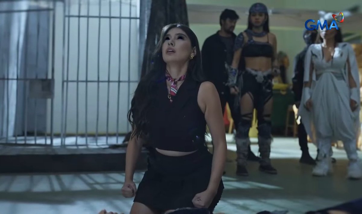 ecorreidiuhara's tweet photo. Taena talaga, parang "Daig Kayo Ng Lola Ko" yung pinapanood ko simula kagabi! 

Si Cami nahigop ng powers, yung kulungan nacocontrol ng cellphone, tapos yung Kapre may ivictus!! 

Potaaaaaah!! ENCANTADIA, ANUNAAAAAA??? 😭😮‍💨

#SanggreHawakNiMitena https://t.co/cTb015eEza
