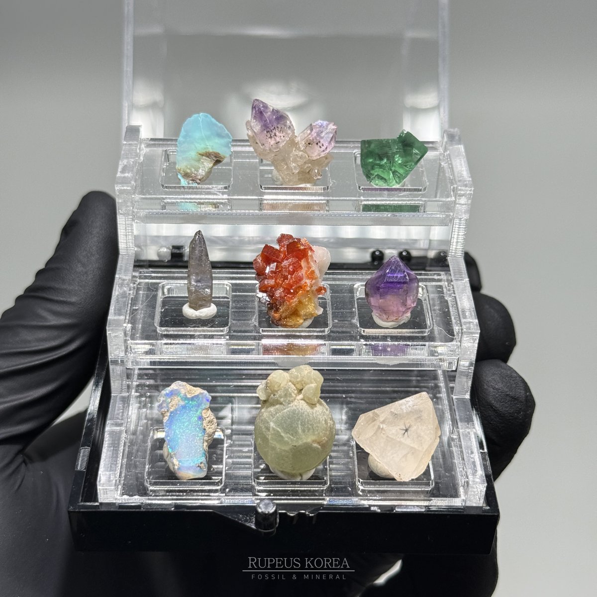 루페우스 미네랄 캐비닛
RUPEUS Mineral Cabinet
케이스 크기: 6.6 x 6.6 x 6.8cm

* 사진상의 미니 캐비닛을 보내드리는 상품입니다.

(1) 블루 오팔 (Opal) : 페루
(2) 적철석 자수정 (Hematite Amethyst) : 마다가스카르
(3) 로겔리 형석 (Fluorite) : 영국

(4) 미가열 탄자나이트 (Tanzanite) :