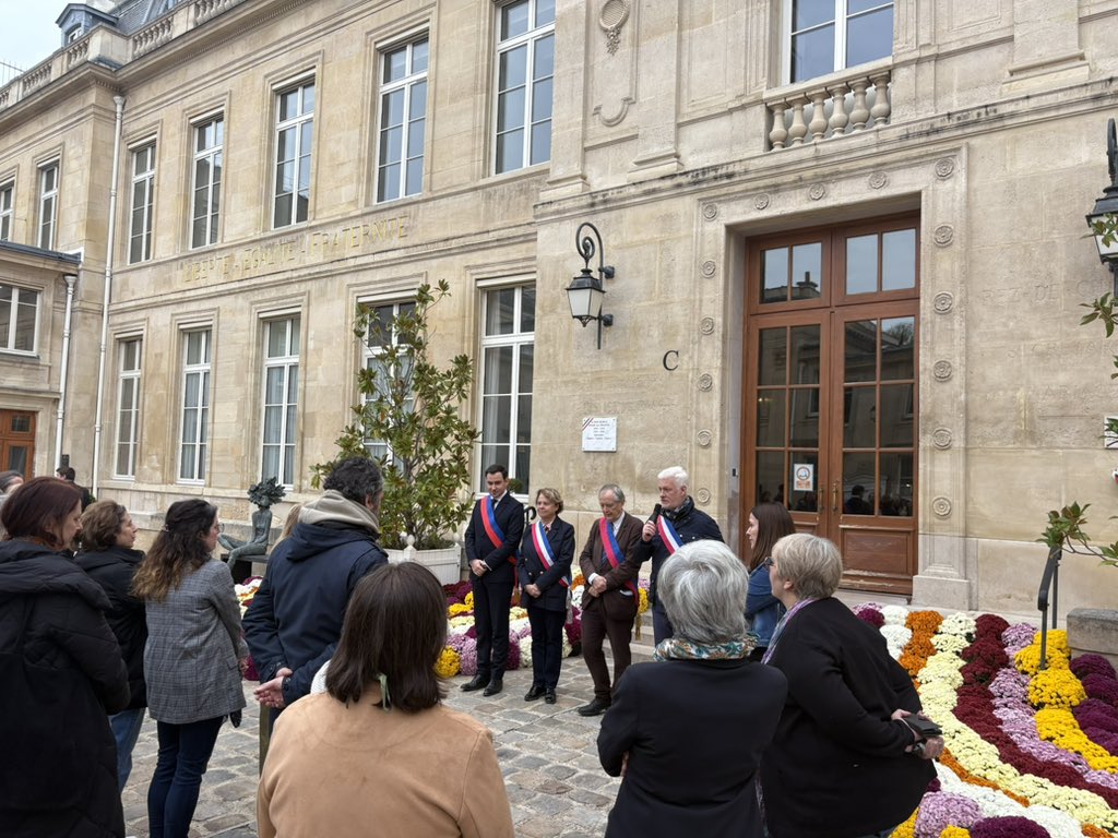 #Hommage 🇫🇷
Les élus et le personnel de la <a href="/mairie7/">Mairie du 7e Paris</a> se sont réunis pour rendre hommage aux victimes du terrorisme et à leurs familles. #13nov2015

En observant ce moment de silence, la mairie du 7e honore leur mémoire.

#NoublionsJamais 🖤