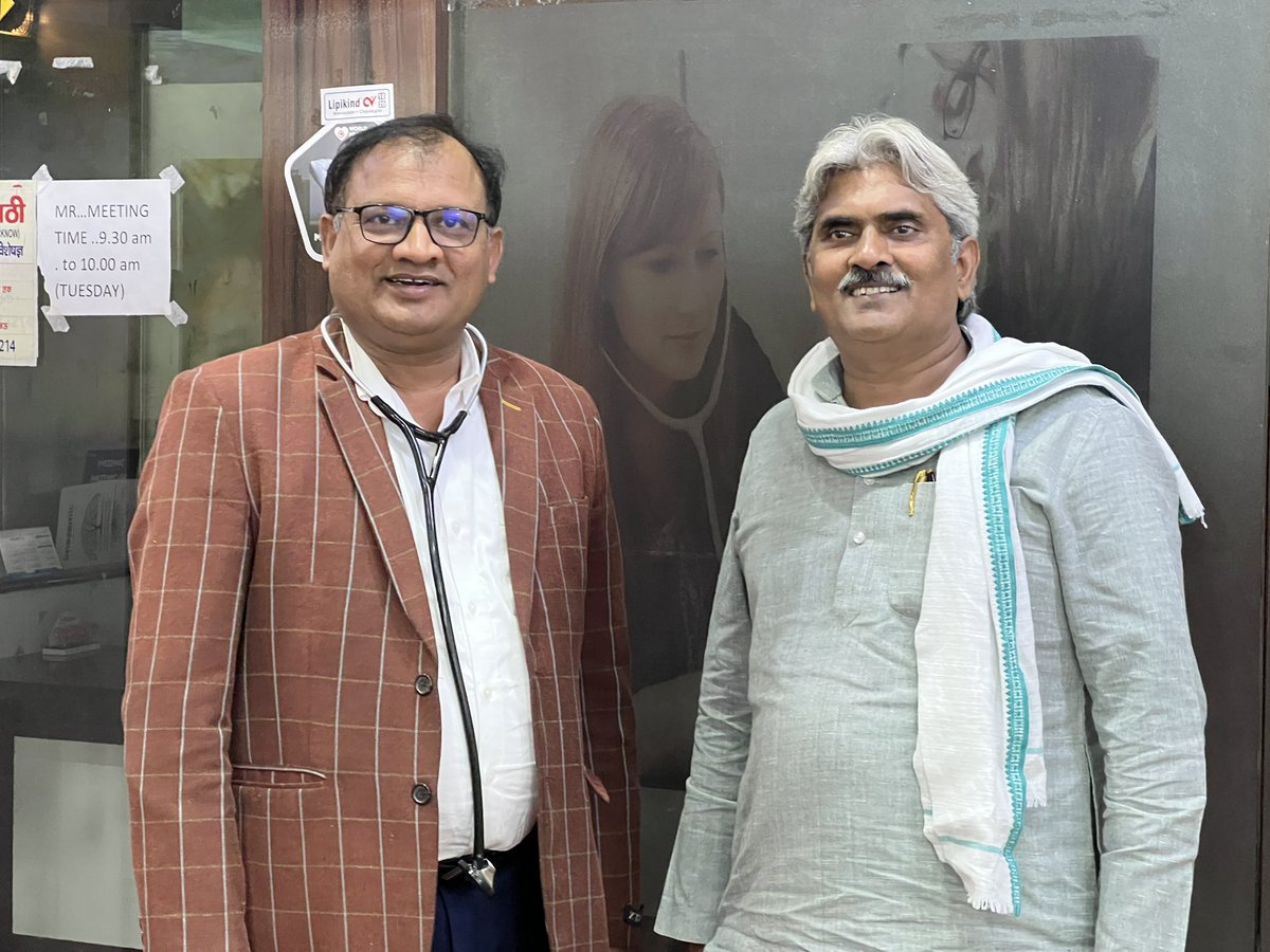 amitjnp76's tweet image. डॉ. वीरेंद्र कुमार यादव जी से शानदार मुलाकात हुई। विभिन्न सामाजिक एवं राजनीतिक मुद्दों पर लंबी और सार्थक चर्चा हुई। विचारों का आदान–प्रदान अत्यंत प्रेरक और ज्ञानवर्धक रहा।

विदा होते समय फ्रैंक हुज़ूर द्वारा रचित पुस्तक “सोशलिस्ट मुलायम सिंह यादव: नेता जी की राजनीतिक जीवन यात्रा”…