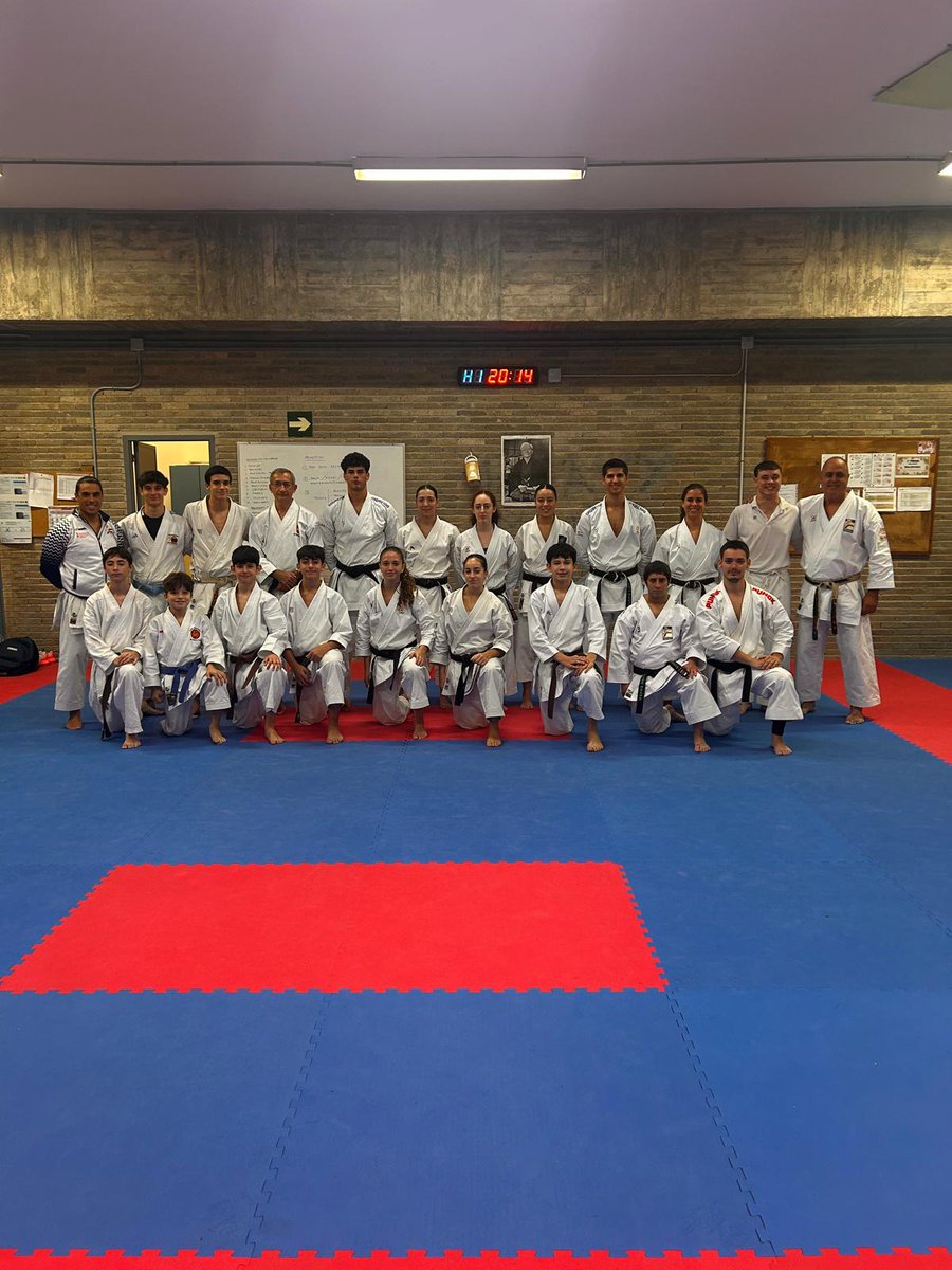 FKCV_karate's tweet photo. 📸 𝙈𝙤𝙢𝙚𝙣𝙩𝙤𝙨 𝙪́𝙣𝙞𝙘𝙤𝙨 de una clase especial.

🥋 Nuestros 𝐤𝐚𝐭𝐞𝐫𝐨𝐬 𝐝𝐞𝐥 𝐏𝐄𝐃 𝐲 𝐓𝐞𝐜𝐧𝐢𝐟𝐢𝐜𝐚𝐜𝐢𝐨́𝐧aprendieron conocimientos del 🧥 Seleccionador Nacional de Kata, 𝐉𝐨𝐬𝐞́ 𝐀𝐧𝐭𝐨𝐧𝐢𝐨 𝐀𝐥𝐛𝐮𝐫𝐪𝐮𝐞𝐫𝐪𝐮𝐞.

#SomDojo https://t.co/ARKchyM6PX