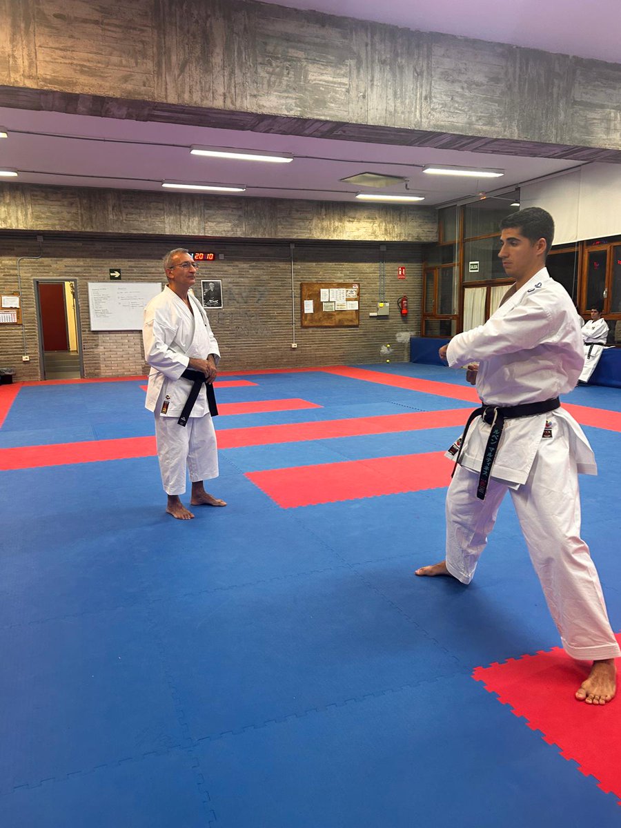 FKCV_karate's tweet photo. 📸 𝙈𝙤𝙢𝙚𝙣𝙩𝙤𝙨 𝙪́𝙣𝙞𝙘𝙤𝙨 de una clase especial.

🥋 Nuestros 𝐤𝐚𝐭𝐞𝐫𝐨𝐬 𝐝𝐞𝐥 𝐏𝐄𝐃 𝐲 𝐓𝐞𝐜𝐧𝐢𝐟𝐢𝐜𝐚𝐜𝐢𝐨́𝐧aprendieron conocimientos del 🧥 Seleccionador Nacional de Kata, 𝐉𝐨𝐬𝐞́ 𝐀𝐧𝐭𝐨𝐧𝐢𝐨 𝐀𝐥𝐛𝐮𝐫𝐪𝐮𝐞𝐫𝐪𝐮𝐞.

#SomDojo https://t.co/ARKchyM6PX
