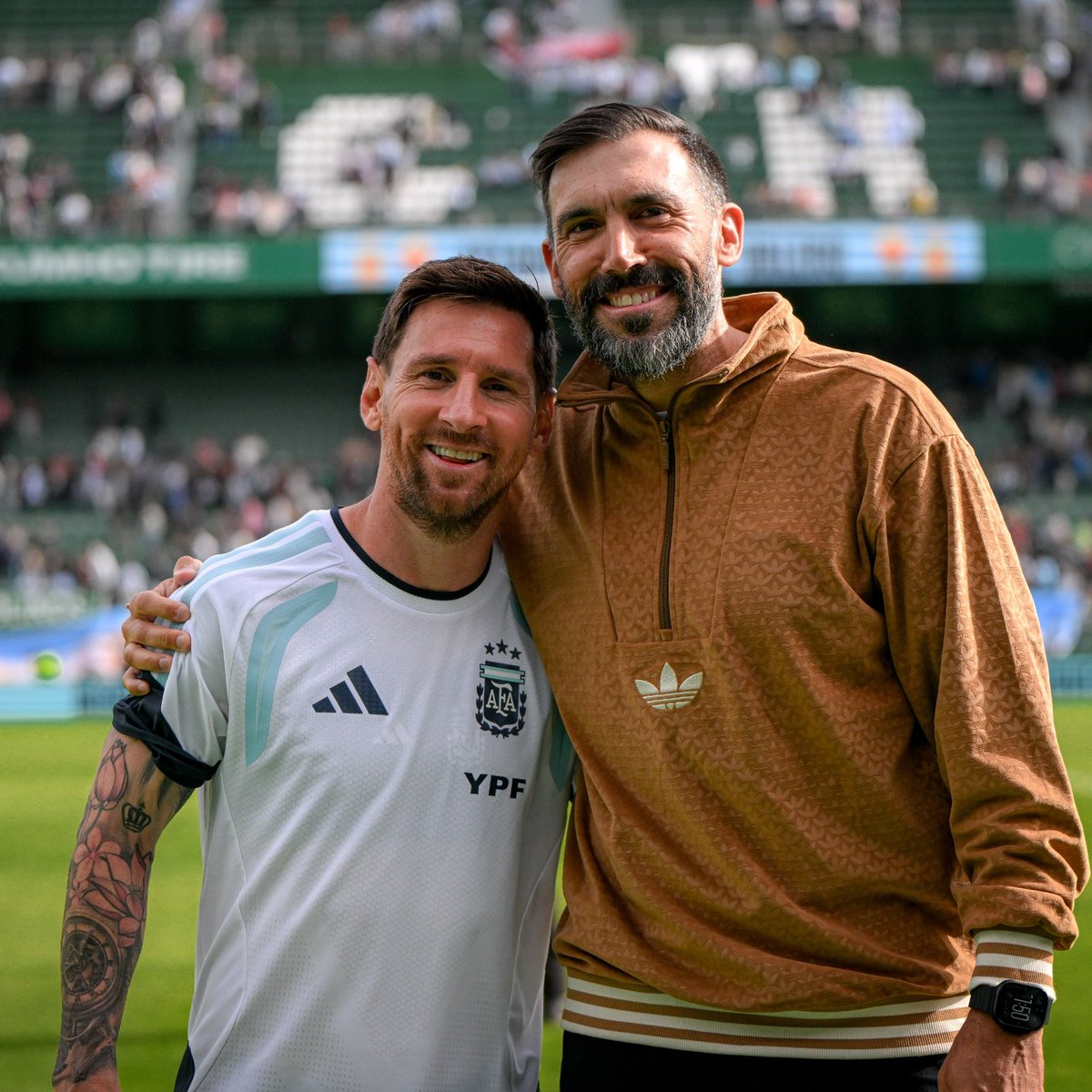 Offsider_ES's tweet photo. La absoluta cabra. Y a su lado, Leo Messi. https://t.co/tBUUNBlJ9y