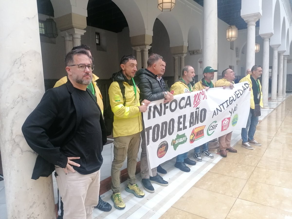 La Andalucía que no verás en Canal Sur hoy en el Parlamento vecinas de Cazorla pidiendo su centro de salud,trabajadores del Infoca y como siempre que se piden derechos con la bandera andaluza presente.