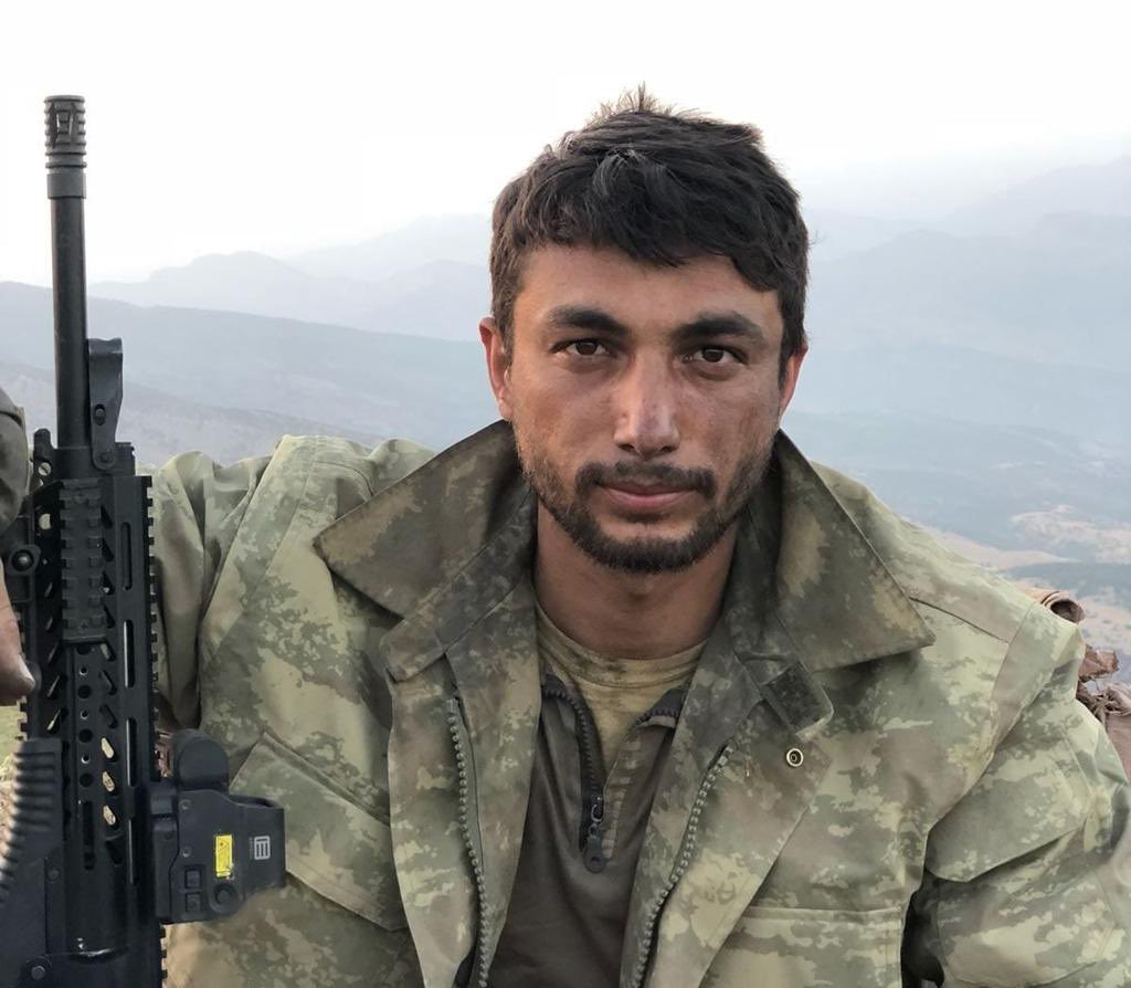 Kuzey Irak dağlarında 2,5 yılda 58 takdirname aldı. ‘’Gerekirse 50 bin şehit veririz ama 50 gram toprak vermeyiz.’’ diyen bir yiğitti.

‘’Var mıyız ki yok olmaktan korkalım?’’

Anadolu’nun yiğit evladı, şehit Zekeriya Zencirli.