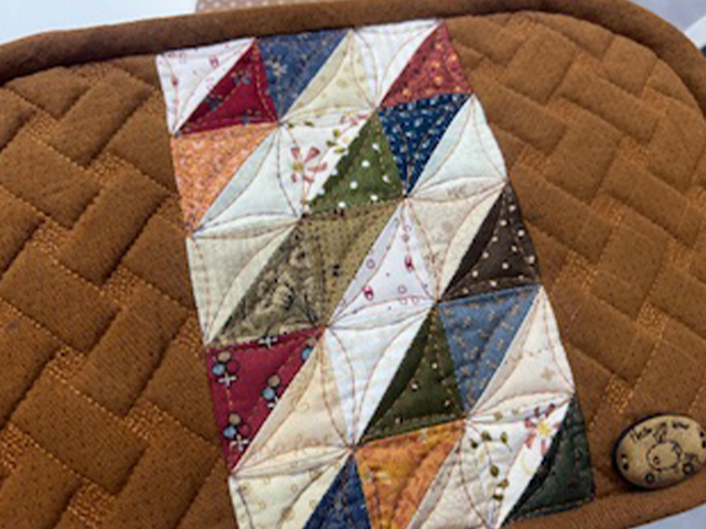 #BOLSO PATCHWORK EN NUESTRA PROFE PEPI QUESECOSE

Os mostramos un nuevo trabajo, realizado en esta ocasión por nuestra profe de #Patchwork Pepi.
Un precioso bolso 👜 totalmente armado, ya que ha utilizado foam como estabilizador.

Este estabilizador se adapta genial al acolchado