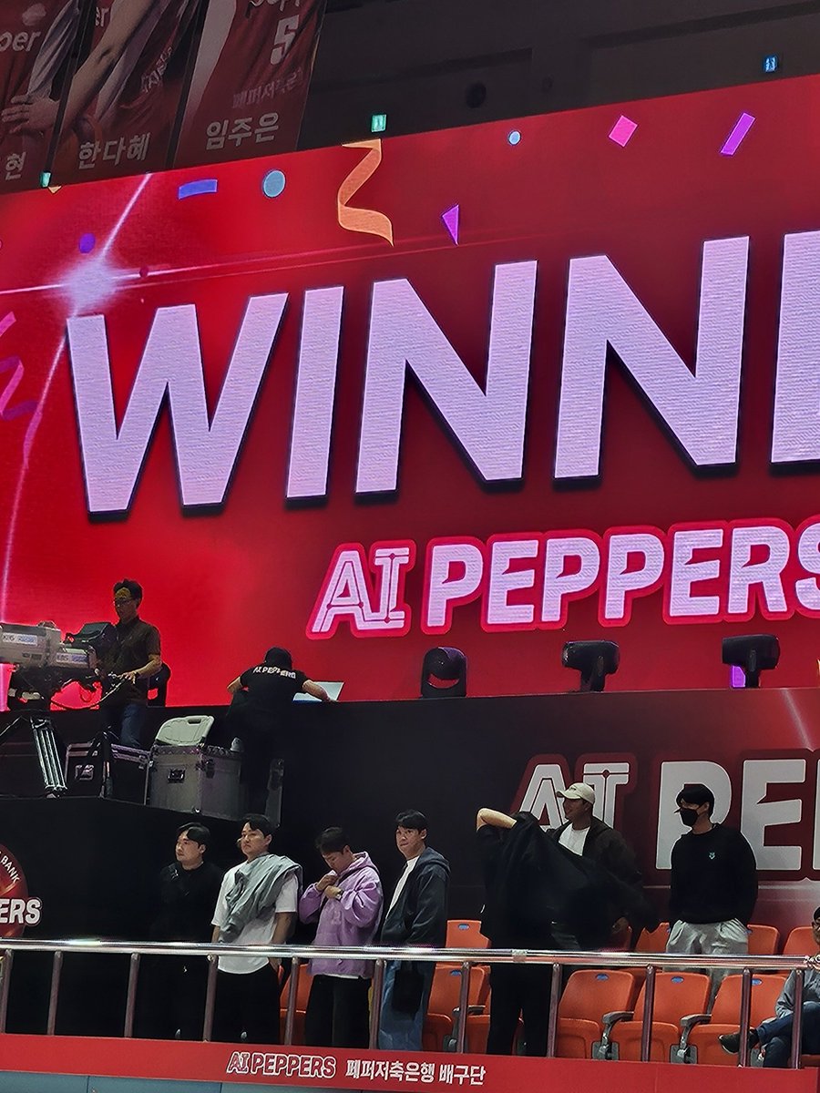 승리 전광판 찍는데 갸선수들이 너무 많아요,,🤣