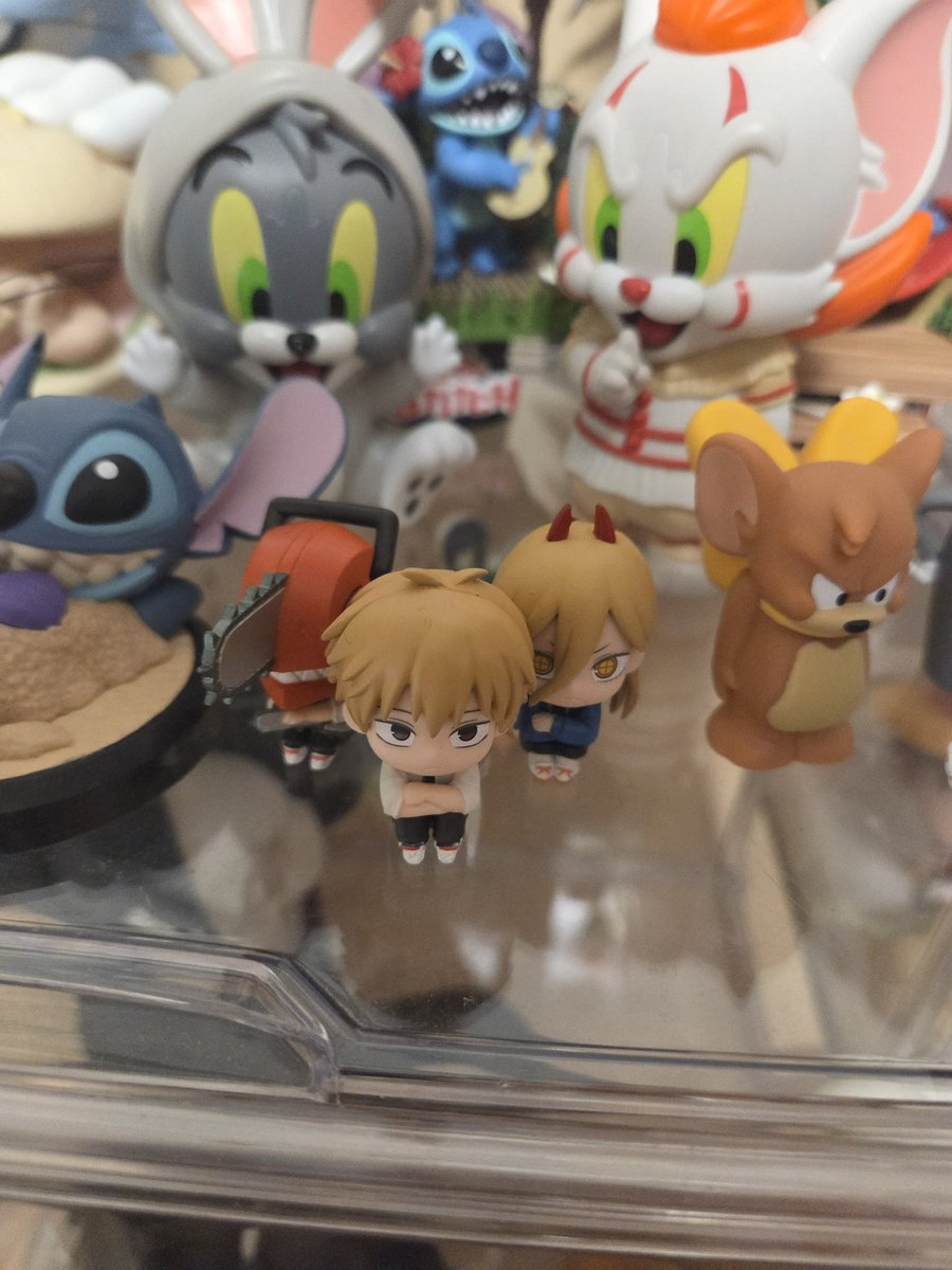 translatingTXT's tweet image. [251113] weverse dm 🐰💬

🐰 chainsaw man that i got from the gacha machine in japan 
🐰 it’s super cute, right?
🐰 it’s cute, right? 
🐰 i have twice as many next to these