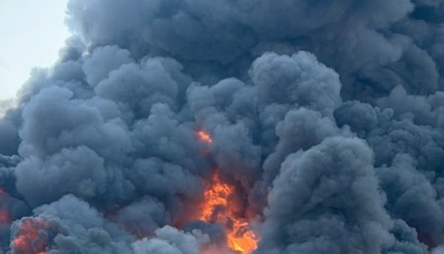 ZMiST_Ua's tweet image. #Flamingo, #Bars, #Lyuty: Defense forces struck important Russian targets at night with Ukrainian #weapons💪🔥

In the temporarily occupied #Crimea, strikes were carried out on the Morskoy Neftyanoy Terminal oil storage facility, a helicopter parking lot, and UAV storage and