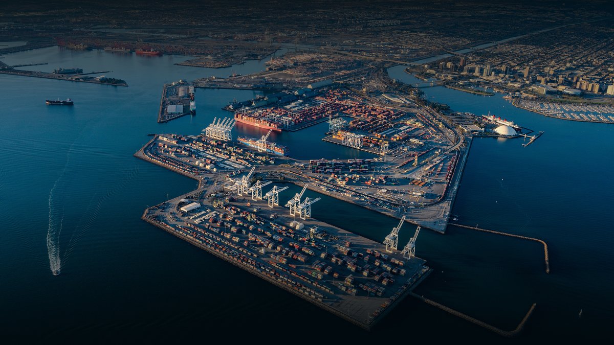 WorldCargoNews's tweet photo. 🟩 “Cooperative agreement” on emissions reduction planning at San Pedro: https://t.co/19Tohu8HpJ
@portoflongbeach @PortofLA #SCAQMD
#Ports #USPorts #AirQuality #WorldCargoNews https://t.co/XTkt1PZN0Y
