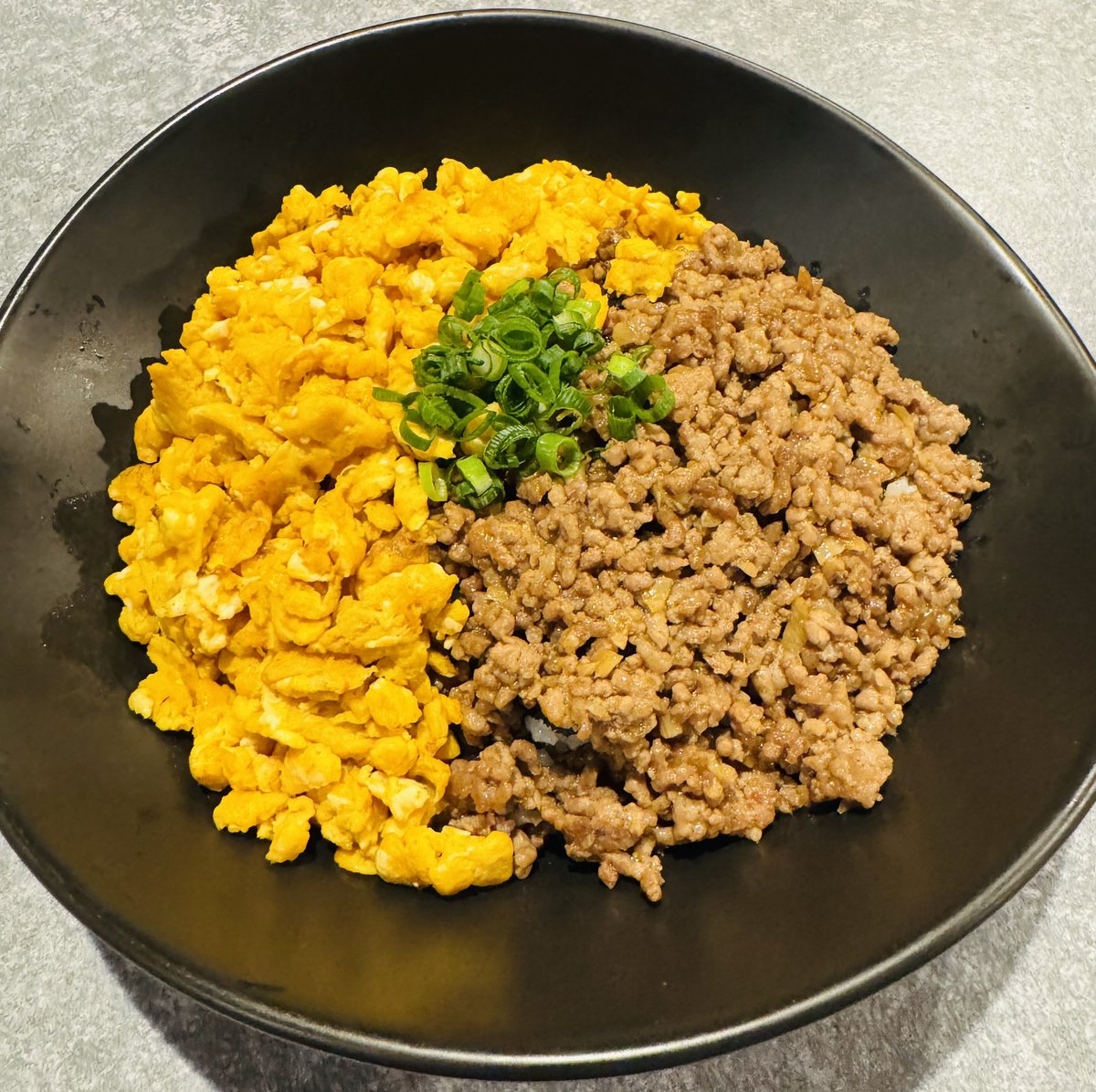 夜は、そぼろ丼‼️
賄いリクエスト楽なやつで助かるわ😘
明日は、
サムギョプサルにするか
にゅうめんにするか
はたまた、まったく別のを作るか
明日のイグーザの気分に任した❣️