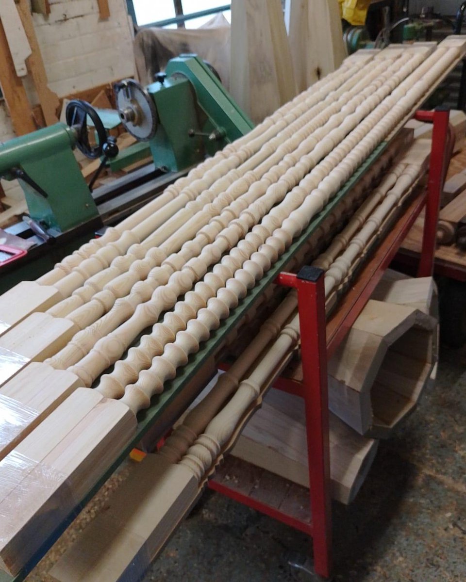 MuseumoftheHome's tweet image. Final designs are signed off, spindles and end scrolls are turned and varnished, as the Christmas Banister by Honey Birch Studio s in the final stages of production before installation day🎄🪜✨ 

Opens 18 November. Find out more at museumofthehome.org.uk/whats-on 

📷 Studio Makecreate