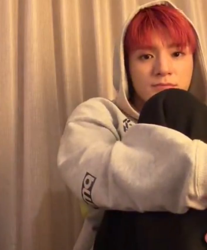 น่ารักมากอะ นั่งชันเข่า แล้วคือแบบมุ้บมิ้บๆมาก ผมแดง แก้มกลม น่ารักวุ้ย🥺🥺🥺🥺