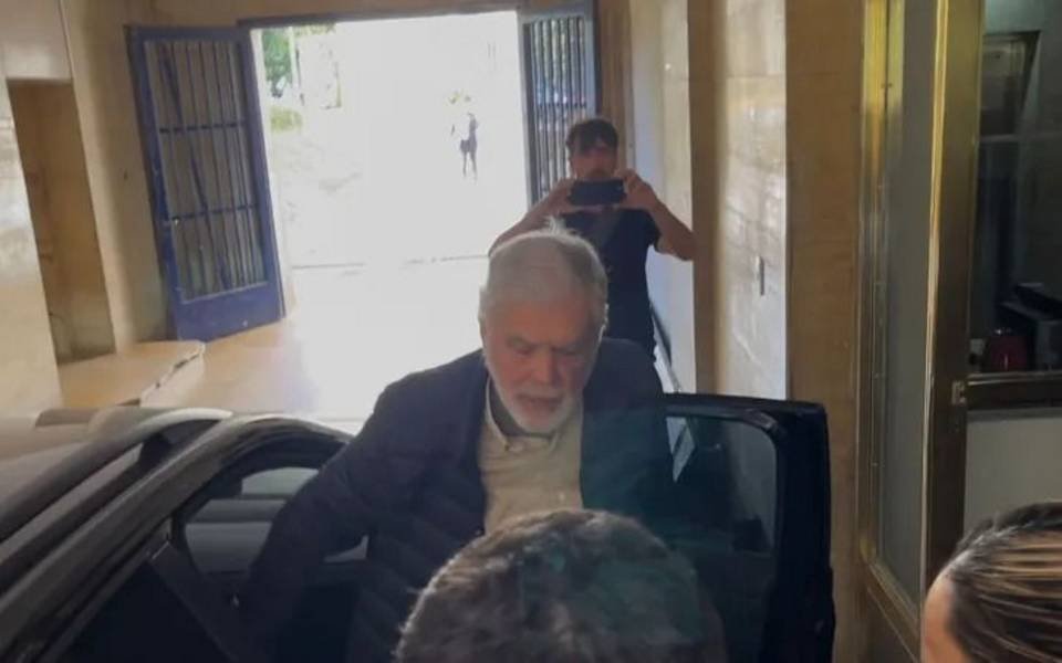 Hechosanderecho's tweet image. #ComodoroPy Se entregó Julio De Vido y quedó preso por la Tragedia de Once. Ahora está conectado por zoom al juicio Cuadernos y, al término de la audiencia, lo llevarán a la cárcel en Ezeiza. Su defensa insistirá con la domiciliaria en Puerto Panal, un exclusivo lugar en Zárate…